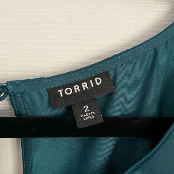 NWOT Torrid shiny blue blouse size 2 - Picture 5 of 6